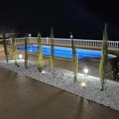 Cool 4-bedroom Villa with sea views