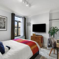 Modern Double bedroom in city apartment room 2
