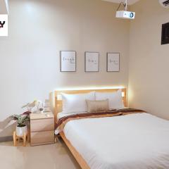 BnB98 Silom Hotel - 1 minutes from SKY TRAIN Sala Daeng station and SUBWAY Silom station