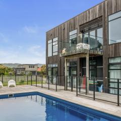 Sun and Serenity - Waikanae Beach Holiday Home