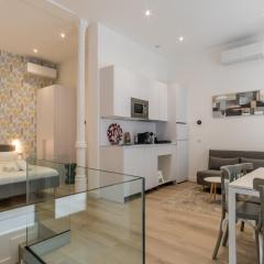 Modern and Bright- 2 Bd 2 Bth - Center