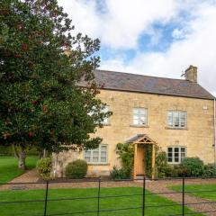 Pass the Keys - Cotswolds Farmhouse - Sleeps 10 - Stunning garden