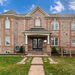 4-BR Family Haven - Near Wonderland and Vaughan Mills
