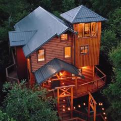Skyview Treehouse by Amish Country Lodging