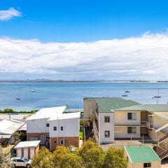 The Shoal, 508, Bullecourt St - stunning views, air con, lift and Wi-Fi
