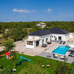 NEW! Villa Lukas with 44m2 pool in Makarska hinterland