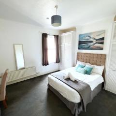 Newly Refurbished 2 Bedroom Flat - Long stays AVL