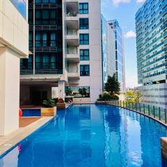 Deluxe Queen 1BR Luxury Suite 11 - Pool, City View