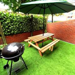 The Brum House with private garden, BBQ, 3 TVs with NETFLIX, Huge Lounge or Quadruple Bedroom plus 2 double bedrooms