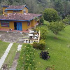 La Escondida, con acceso al lago