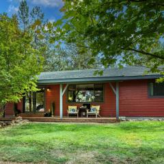 Quiet River Bend Cabin by AvantStay 35 Mins to Mt Bachelor 10 Mins to Town Centre Hot Tub