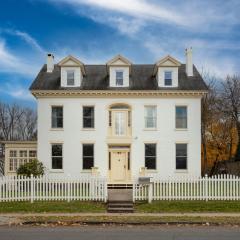 Elliot by AvantStay Historic Character Home in Great Location