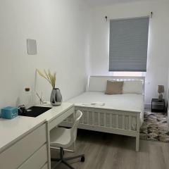 Comfortably Spacious Cosy Double Bed Room located near City Centre, suitable for Contractors Health Care Professionals or long business stays in Coventry or delightful holidays in Coventry or within the West Midlands area Free Wifi Tea and Coffee Provided