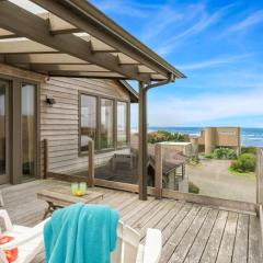 The Castle Rock Estate by AvantStay Steps From Arch Cape beach w Hot Tub Sauna