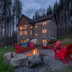 New & Stunning Chalet! Reno'd, Hot-Tub, Barrel Sauna, Slope Views, Fire Pit