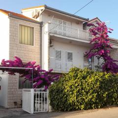 Apartments with parking space Split - 22101