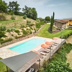 Spacious apartment with swimming pool