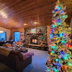 Four Seasons Getaway-Private Hot Spa with Pine Tree Views-Walk to Village and Pineknot Trailhead-Plus King Bed!