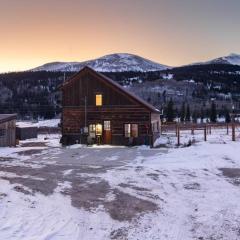 The Bross Ranch Cabin - Open Floor Plan! 10Mi to Ski Breck! Hot Tub!