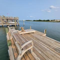 Waterfront, dock, Hot tub, kayaks, King Bedroom with amazing views, RELAXATION, 2 miles to the beach
