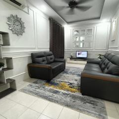 Ceri Kluang Homestay (Corner Lot)