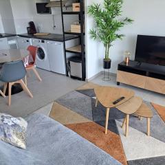 Iconic 652, T2 vue mer, bien équipé, centre port