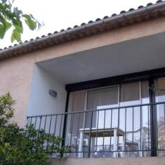 Appartement EST classé 3 étoiles au 1er étage d'une maison avec jardin dans un quartier calme