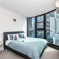 Modern 2-Bedroom Apartment in Central Melbourne