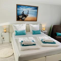 KAPITÄNS HUS - traditionelles Reethaus strandnah, Sauna, großer Garten, PKW-Stellplätze