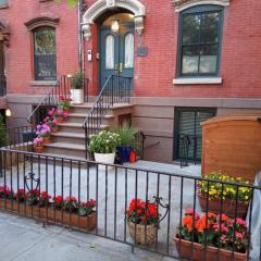 Historic 1869 Brownstone 15 min to NYC downtown