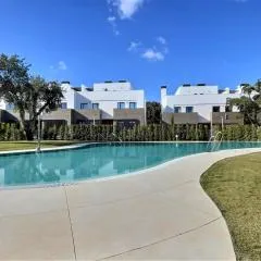 San Roque Golf Club, Step into elegance with this 3-bedroom luxury modern townhouse close to Sotogrande
