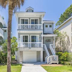 New Listing! Walking distance to Marina.