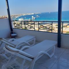 3-Bed Apartment with Sea View Sleeps 6