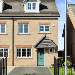 Modern 4 bed house perfect for contractors with free parking