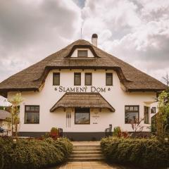 Hotel Slamený dom