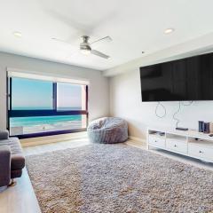 Blue Wave Penthouse Fourth-floor renovated penthouse with ocean views, pool, grill, & W/D access