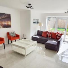 Walnut Flats-F2, 3-Bedroom with Garden & Patio - AC, Parking, Netflix, WIFI - Close to Oxford, Bicester & Blenheim Palace