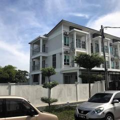 6BR Corner 3-storey House WIFI, Netflix, Aircond