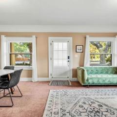 Stylish 1920s Downtown Flagstaff unit with HotTub