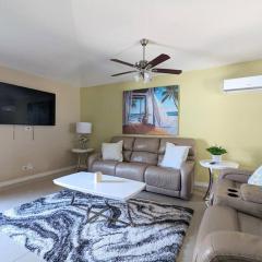 3Bed & 2Bath Property Couple minutes from Siesta Key Beach & Downtown Sarasota