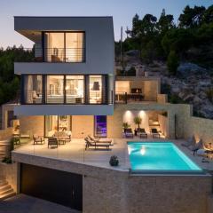 Deluxe Villa Nitia with 4 bedrooms 550m from sandy beach