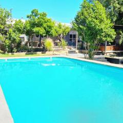 Agradable casa con Tina de agua Caliente y Piscina