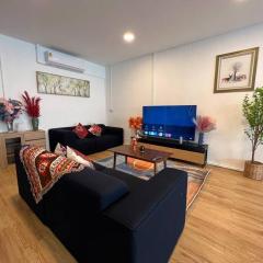 Roof Top 4BR Top Private Floor, china town, center