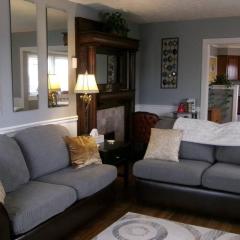 North Side Bungalow - Sleeps 8!