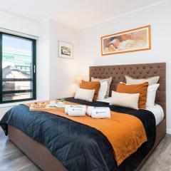 Host Wise - Elegant Spacious Flat w Balcony - Ace Location