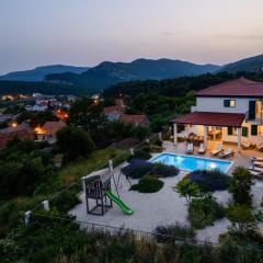 Villa Belina: 4 ensuite bedrooms, game room, heated pool, sauna & gym