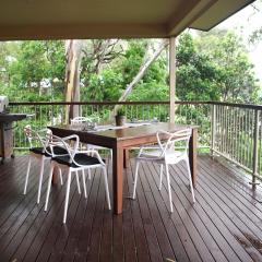 Gumtree retreat with coastal vista, pet friendly sleeps 6