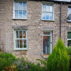 Meadow View - Cosy townhouse with patio garden & parking