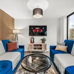 Elegant Retreat in Cheltenham - Garden & Parking Included