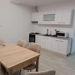 Apartament 2 camere, bloc nou, lângă Promenada Moll, capacitate 4 persoane